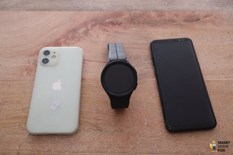Galaxy Watch 5 рядом с iPhone и мобильным телефоном Android.